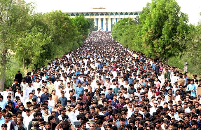 Rtsindhi12's tweet photo. Majority of students are the children of poor and peasants; Due to economic crises of #COVID19 university students are unable to pay their fee.
Therefore we demand that these two terms of universities fee should be ended.

#SayNoToUniversitiesFees https://t.co/2Q3iELnGMr https://t.co/a4JyQu6Td7
