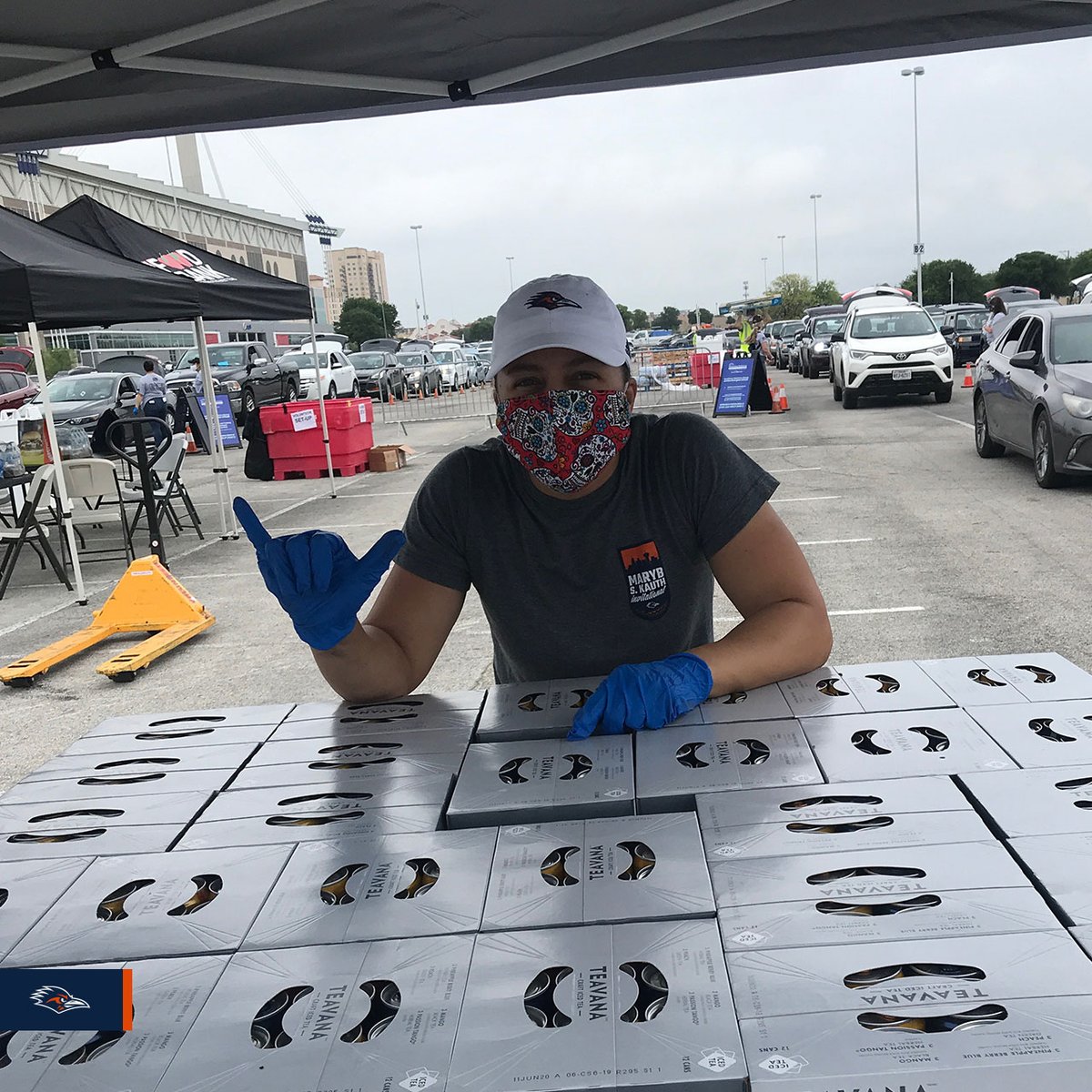 UTSAwomensgolf's tweet image. Honored to volunteer at the #SAFoodBank Distribution on Friday morning at the Alamodome.

 #BirdsUp 🤙