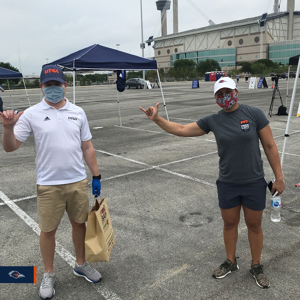 UTSAwomensgolf's tweet image. Honored to volunteer at the #SAFoodBank Distribution on Friday morning at the Alamodome.

 #BirdsUp 🤙