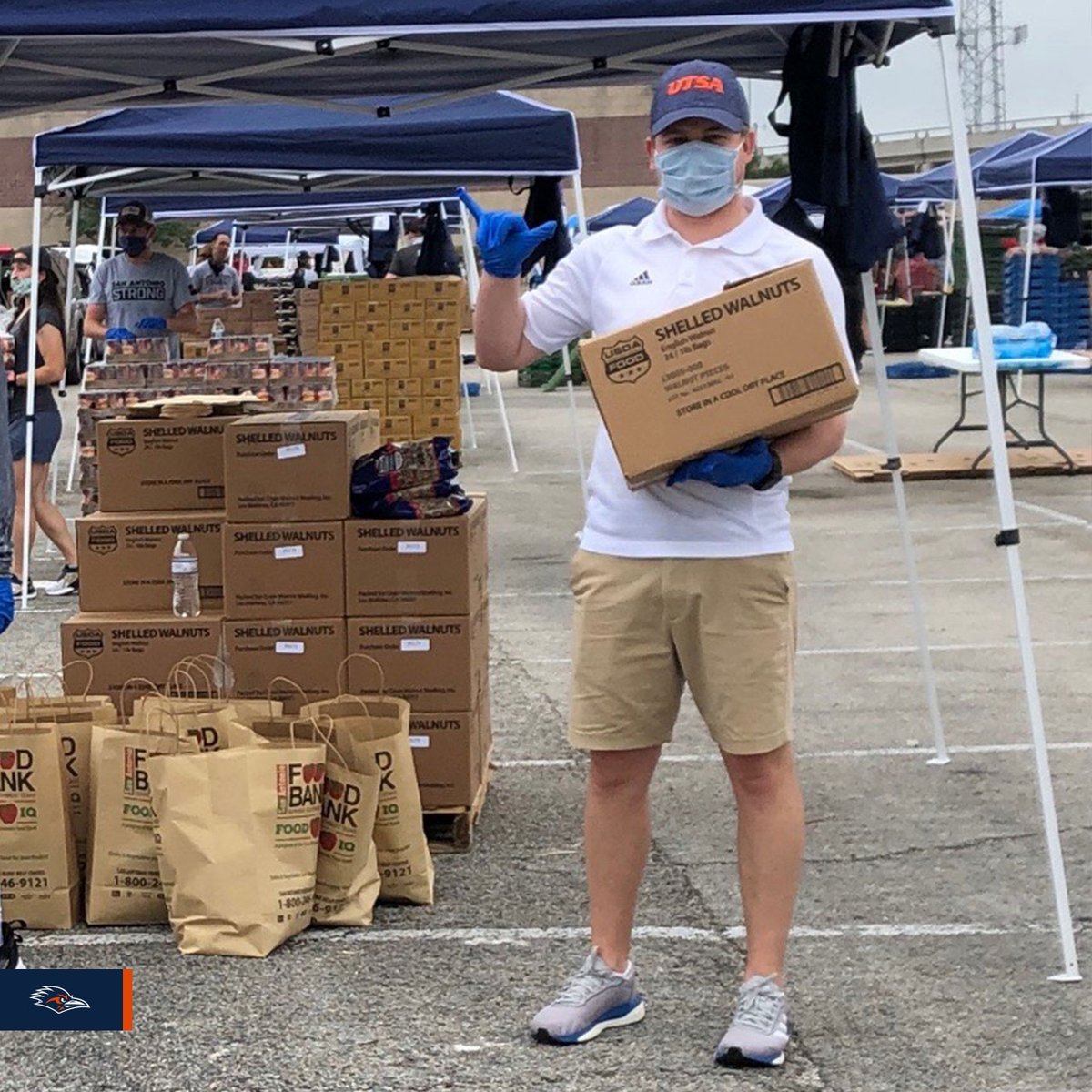 UTSAwomensgolf's tweet image. Honored to volunteer at the #SAFoodBank Distribution on Friday morning at the Alamodome.

 #BirdsUp 🤙