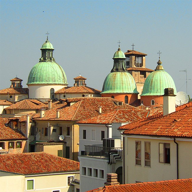 Insolita vista di Treviso sui tetti del centro storico con, in primo piano,il Duomo con le cupole, le sue lanterne e la torre del Battistero. Anche da qui la città appare più meravigliosa che mai!
#treviso #visittreviso #veneto #belluno #venezia #conegliano