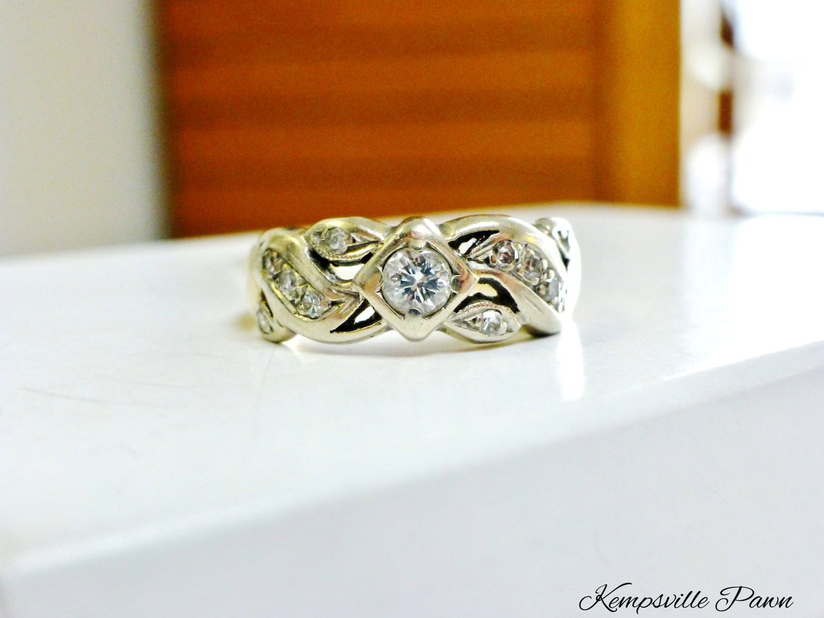 KempsvillePawn's tweet image. Wear a Size 8 and 💜Love💜 This Ring?!?  Message Us For More Details!! 👀😍💬🗨️🤩💍

#DiamondBands #AffordableJewelry #LookGoodForLess #WhyPayFullPrice #PreLovedJewelry #PawnShopFinds #WeddingBands #GiftsForHer #MakeHerSmile #TreatYourself #SparkleForLess #OnlineShopping #VaBeach