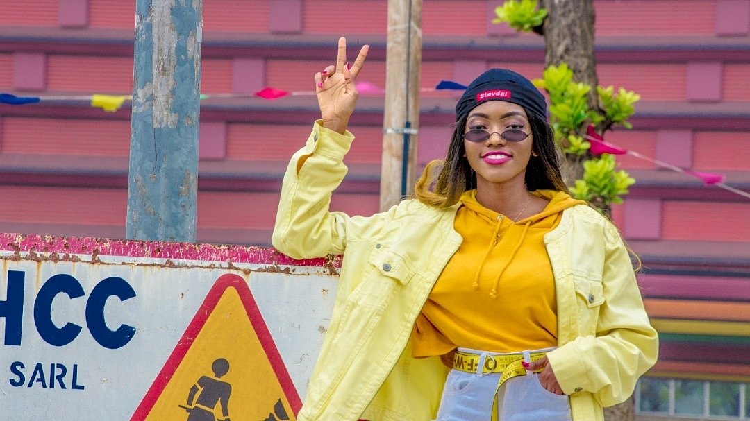 SmOfficiel1's tweet photo. Mon sourire, est l'une des choses que j'aime le plus chez moi.😄
Passez un excellent weekend 😘
#SM #rapper #singer #photography #video_shoot #videosoon#faisle#douala #Yaoundé#blessed_among_all_women#music#black#yellow#white#brown_skin_girl https://t.co/Lqkw7yC3iq