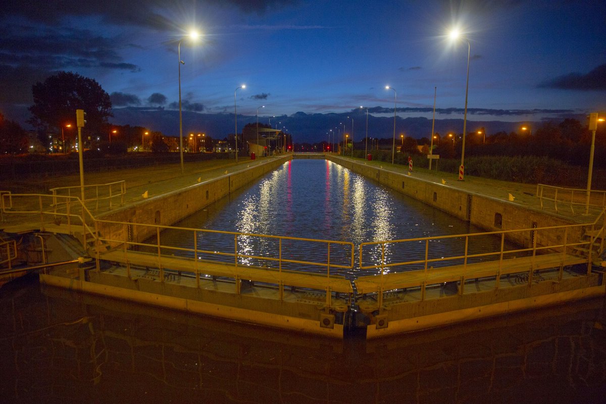 henk_tammens's tweet photo. De #Oostersluis is de grote #schutsluis tussen het Van #Starkenborghkanaal en het #Eemskanaal, De sluis ligt aan de oostzijde van de stad Groningen, De sluis is 194,80 m lang, 16 m breed en de schutlengte is 190 m
tekst: #wikipedia https://t.co/th1RxFZo2q