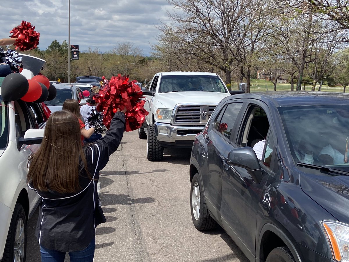 Every year seniors at Rangeview HS are supposed to get a chance for final words in a “goodbye gauntlet” of teachers. This year, they’re doing it drive through style.#9News
