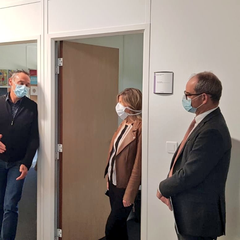 Patrick_Jeantet's tweet photo. Je salue l'engagement de nos équipes à #Rennes, qui ont déployé un dispositif exceptionnel sur le réseau @STARmeparle. Face au #COVID19, les collaborateurs de @groupekeolis sont mobilisés pour permettre aux passagers de se déplacer en toute sécurité. #TeamKeolis #TousResponsables https://t.co/9fec0mA4V7
