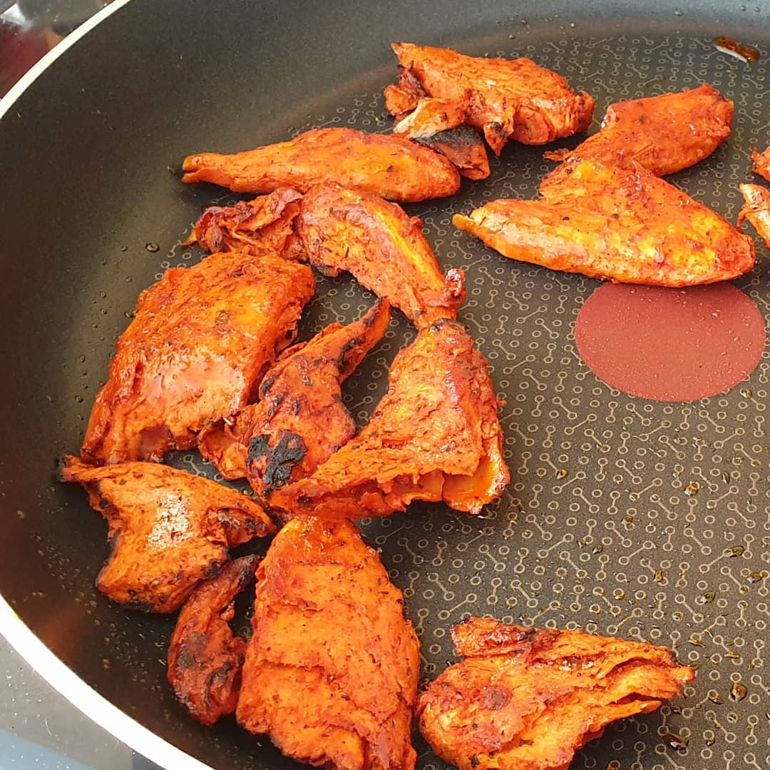 Glensandeman's tweet image. Keralan coconut curry with tikka tenderstrips and bhatura naan

Naked Glory tikka tenderstrips in a Spice Tailor keralan coconut curry sauce

Beautifully mild sauce with twangy meaty (vegan) tikka strips

#vegetarian #NakedGlory #SpiceTailor