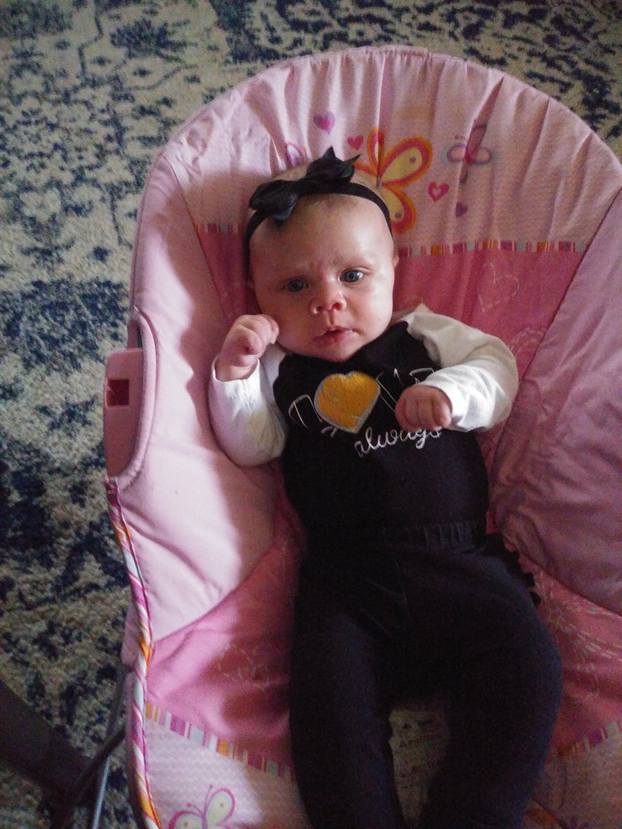 {{She's too cute 😍}}