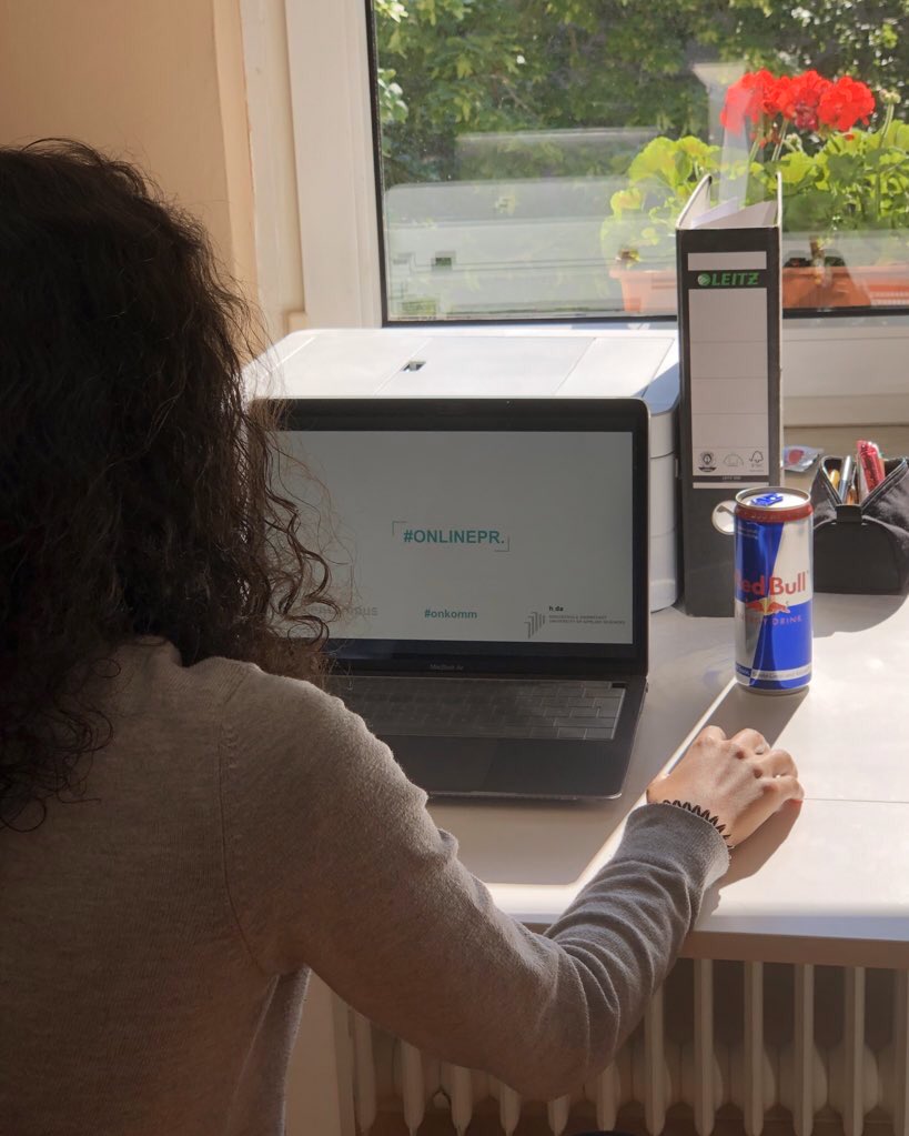 WintaHaile2's tweet photo. Heute fand die erste Online PR Vorlesung statt und unser Team befasst sich mit den Online-Strategien von @redbullGER.
Passend, denn eine Vorlesung ohne Red Bull ist wie keine Vorlesung zu haben. 😉
#Profisamwerk #RedBull #Onkomm https://t.co/5CU8j0yImQ