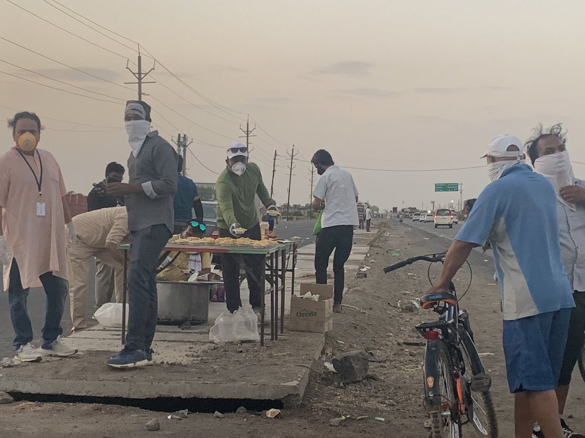 shankar_xl's tweet photo. A big salute to the NGOs and individuals providing food, medicines and essentials to #MigrantsOnTheRoad on #Indore bypass. https://t.co/J1O5GIvvAP