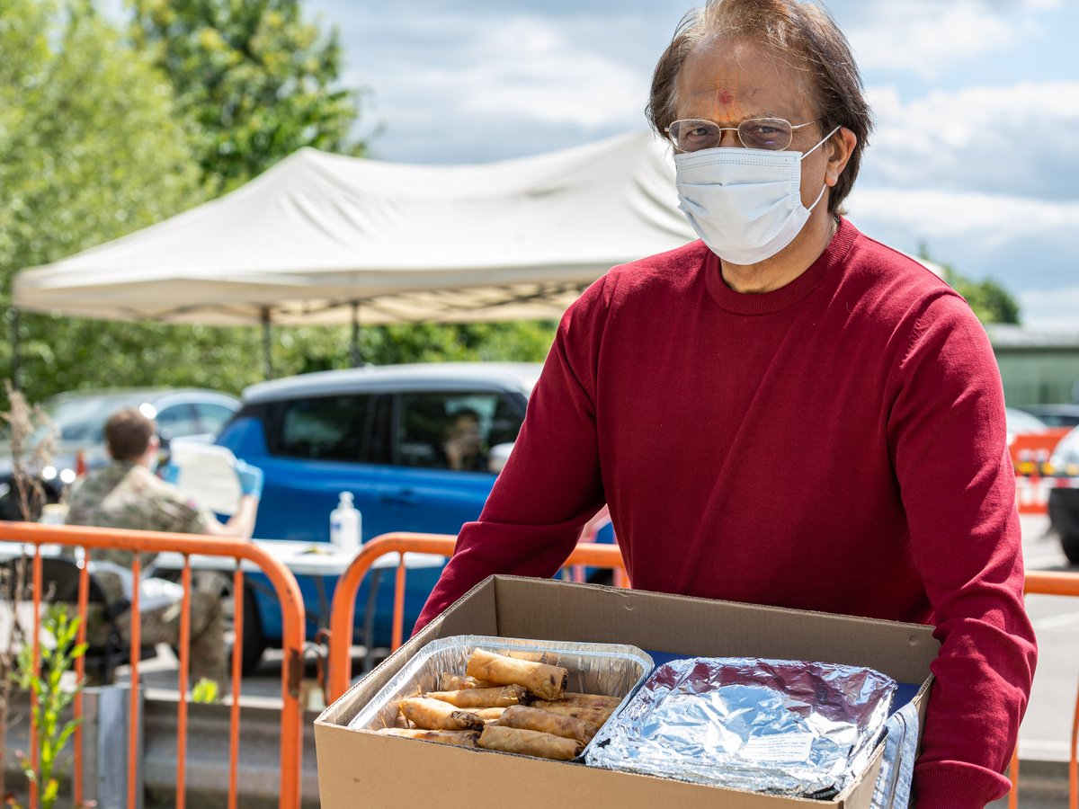 Devotees from @NeasdenTemple thank the @GrenadierGds and frontline workers from @NHSEnglandLDN at the Harrow & Barnett MTU. 1,000s of lunches are delivered daily by volunteers to key workers and the vulnerable #Coronavirus #LondonTogether