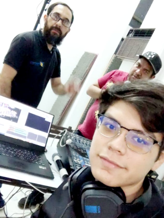 soyfitec's tweet photo. La graduación virtual es un esfuerzo de un gran equipo. Alumnos y egresados de nuestra facultad son  parte esencial en el equipo de transmisiones. #GradUM20 #soyfitec #realidadum #viveum https://t.co/kBoeqknmk7