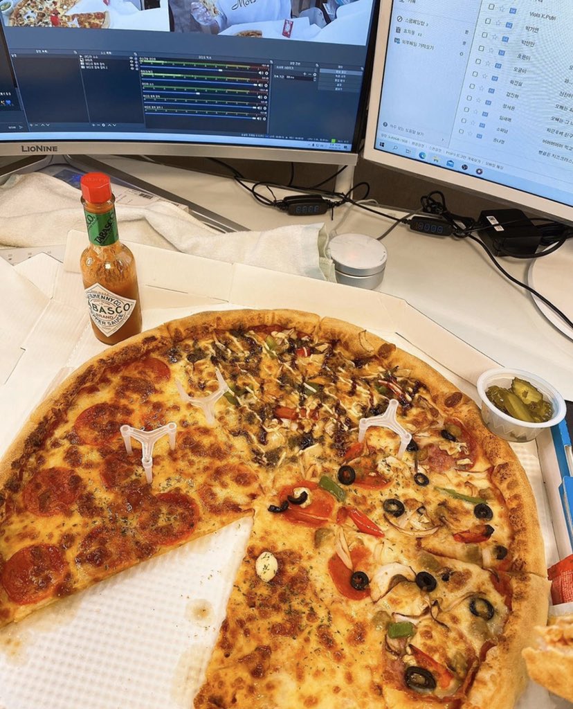teukables's tweet photo. 100515 Teuk’s IG update: #kisstheyoutube💋 #massivepizza https://t.co/aklOQkEURO https://t.co/3RZgjVdRqY