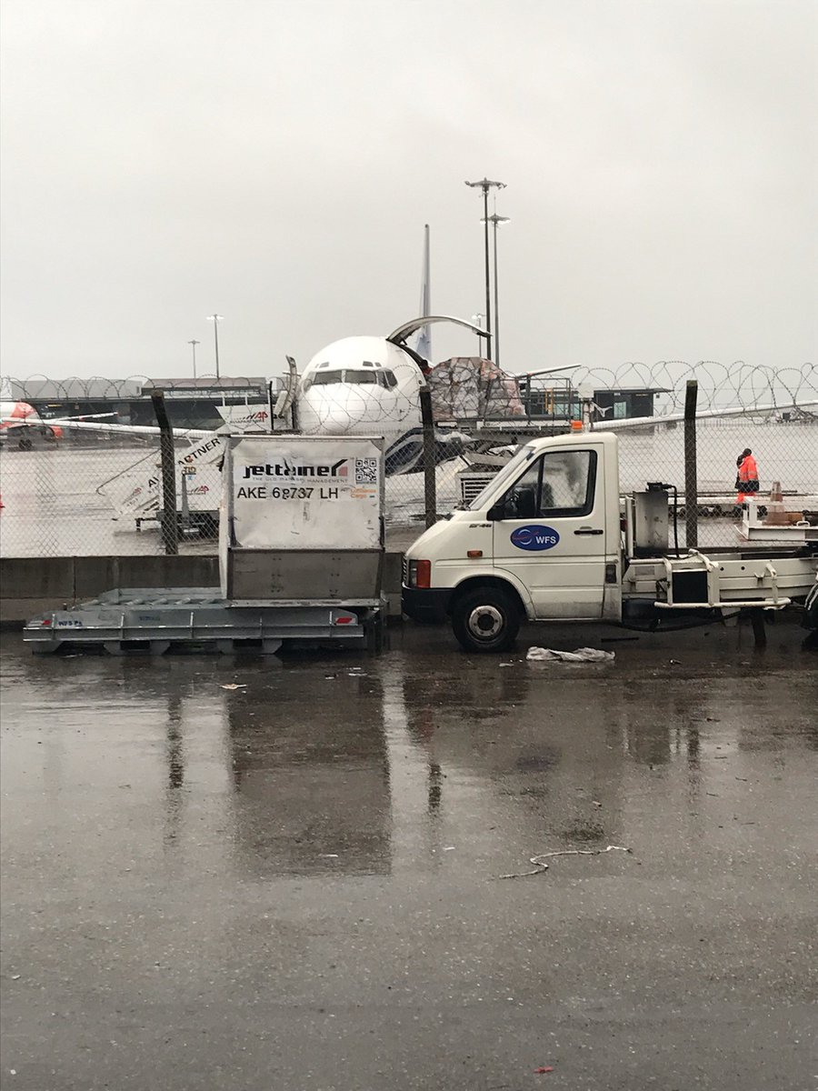 Soir du 13mai, à <a href="/lyonaeroports/">Lyon Aéroport</a>, 3ème avion du pont aérien entre Europe et Afrique pour lutter contre le COVID19. 3 avions = 75 pers. d’ONG + 240m3 de fret. Expertise des vols humanitaires + expérience de travail collaboratif >20ans, de tous les opérateurs aéroportuaires !
