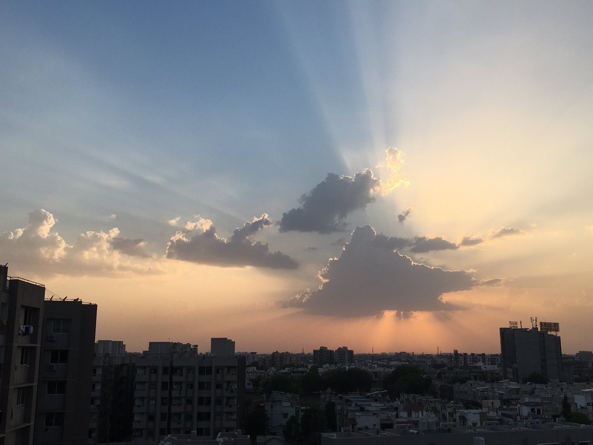 ap_82's tweet photo. Can you spot the nature’s creativity???
#sunset #lockdown comment if your eyes 👀 can catch @nidhishrimm https://t.co/6vMxct6EgV