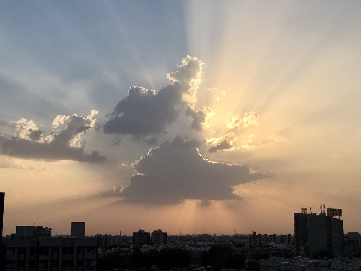 ap_82's tweet photo. Can you spot the nature’s creativity???
#sunset #lockdown comment if your eyes 👀 can catch @nidhishrimm https://t.co/6vMxct6EgV