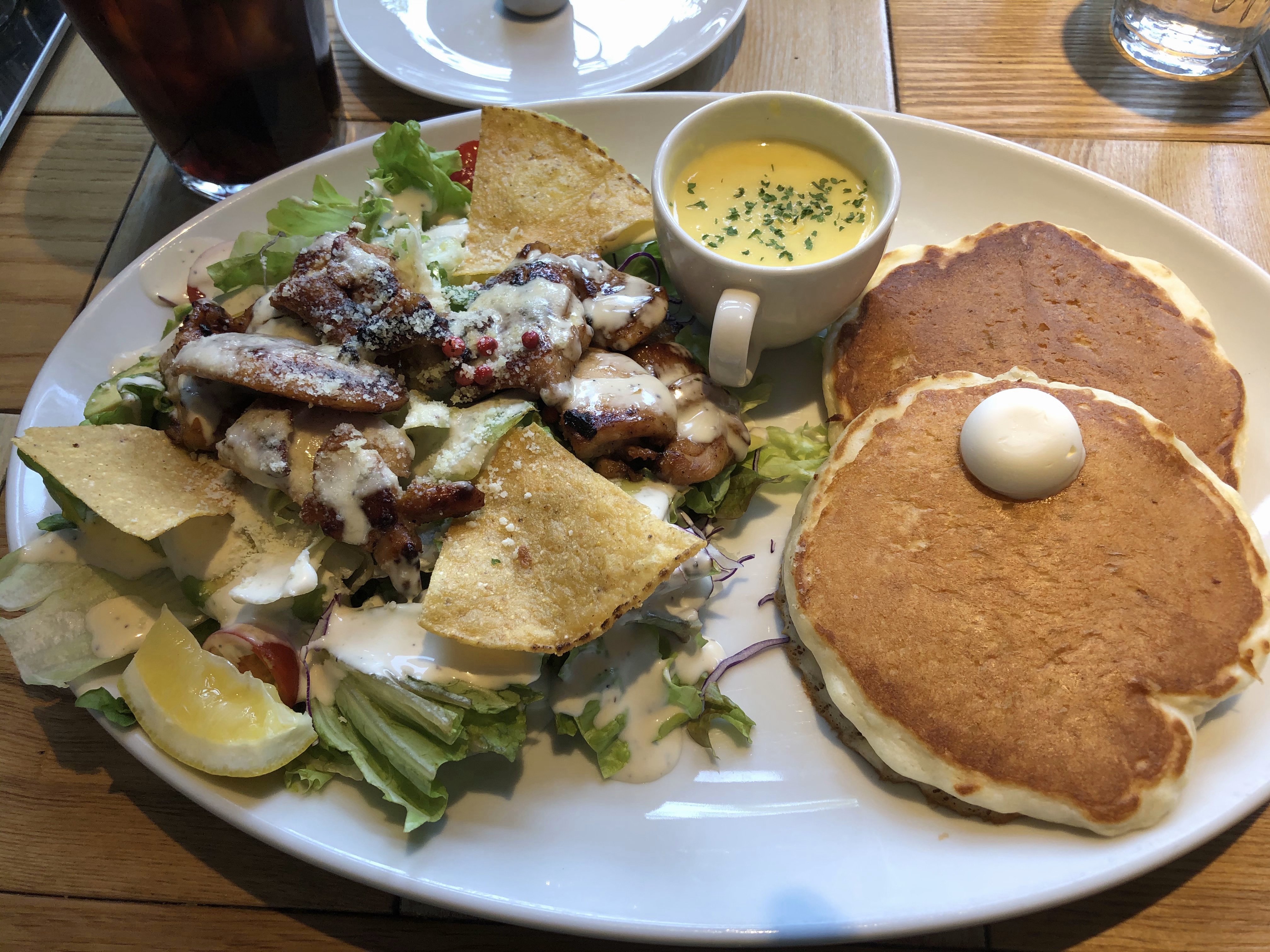 昔の風俗をつぶやくよ ハワイのコナコーヒーとパンケーキ が食べられるお店 コナズコーヒー さん さいたま市 に行ってきました 店頭で炎が燃えているちょっとデンジャラスなお店です 広い店内はハワイ 感満載 サラダとパンケーキのランチを食べました