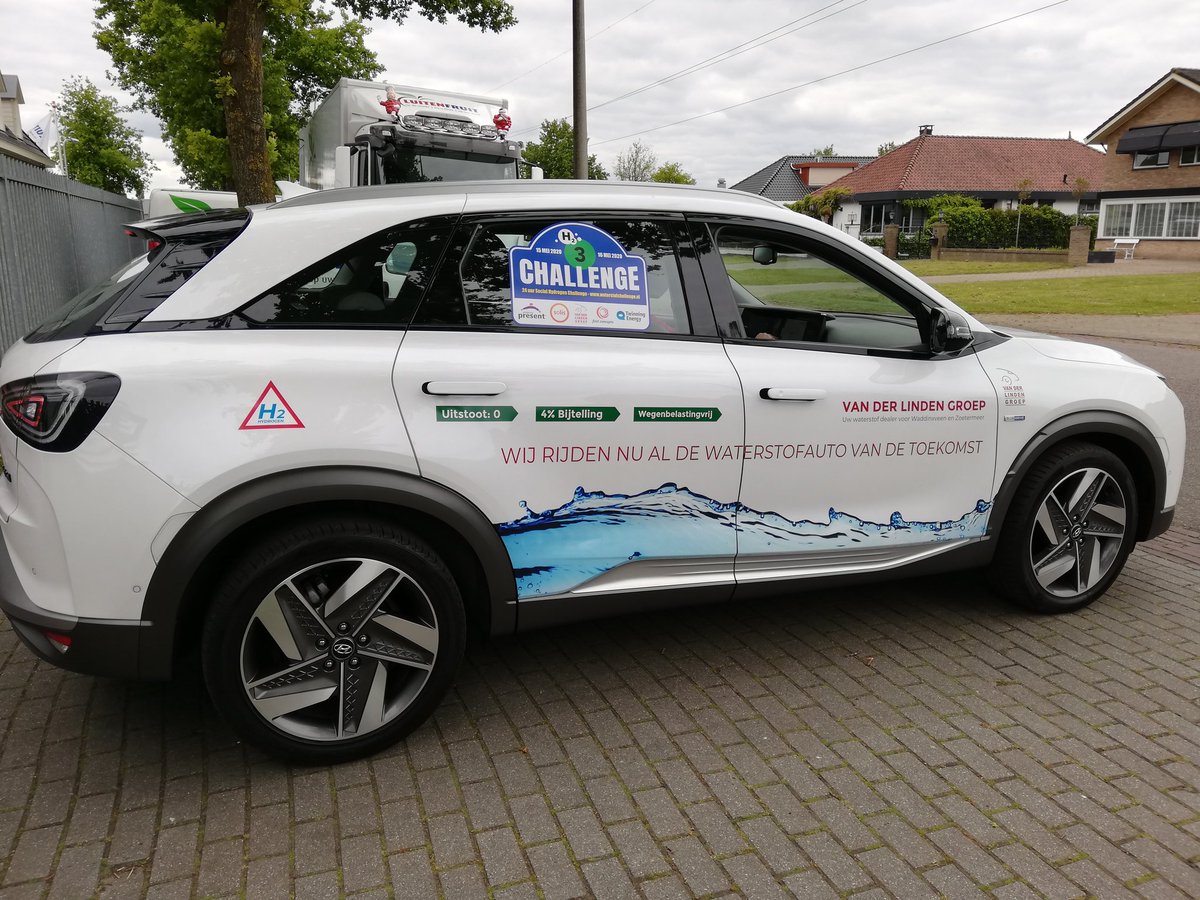 Bestuurslid Josefa overhandigt het fruit aan chauffeur Arjan de Putter. Hij gaat met zijn waterstofauto op weg om fruitpakketten te bezorgen aan cliënten van <a href="/ZaZWelzijn/">ZAZ Welzijn</a>. Mooi om vandaag onderdeel te zijn van de landelijke #socialhydrogenchallenge !