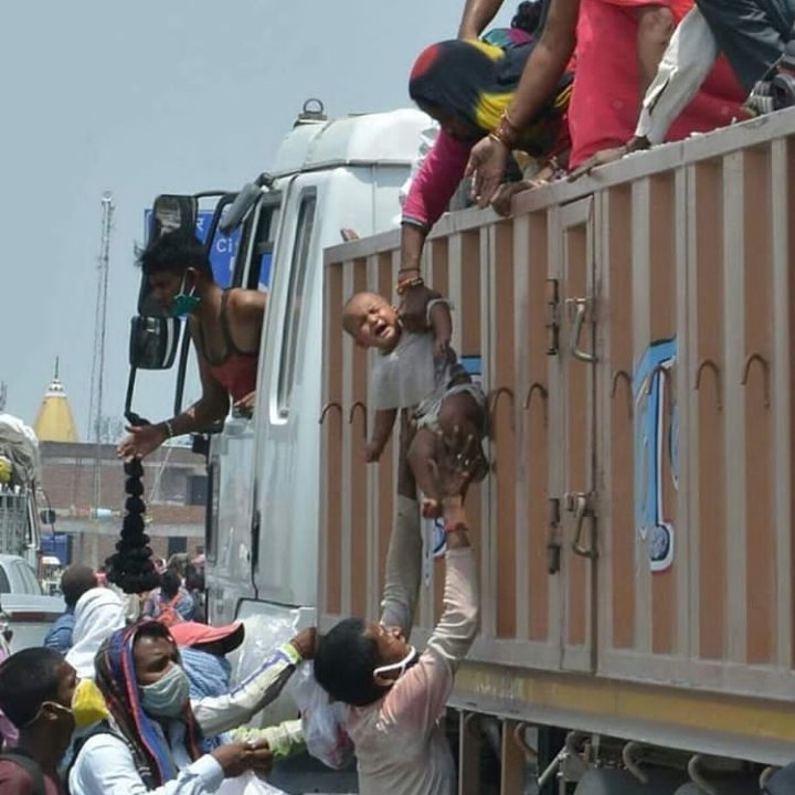 Chourasiajyoti1's tweet photo. What could be the worst scenario than this..π
#MajdoorKyonMajboor #majdoor #Workers #MigrantWorkers #MigrantLabourers #MigrantsOnTheRoad #MigrantLivesMatter #sunosarkar #coronavirus #COVID #worstscenario #migrant https://t.co/EQgWEiimwu