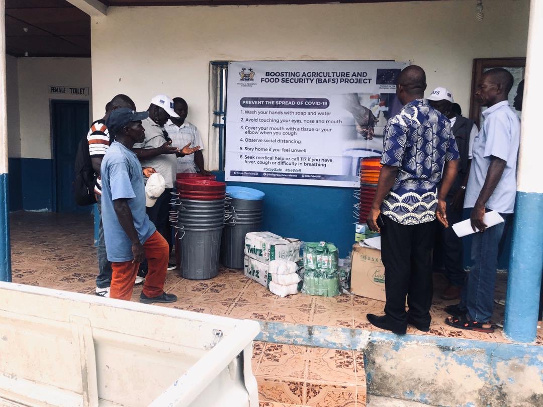 BafsLeone's tweet photo. We are on it again this morning.
We started off our COVID-19 prevention and sensitization for farmers in Kono District. 

As we do, our message is: COVID-19 is a common enemy, we must be challenged to take action. @TomVensEU @AmbroseJames12 @jemilla2 @jonathan_lamboi https://t.co/CqpQvlzeOf