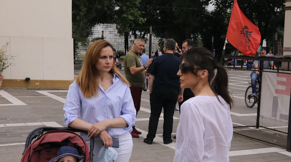jorida_tabaku's tweet photo. Me Elsa Demo dhe Drenin e vogel ne sheshin e Teatrit. Nuk ka gje me te vyer se ti mesojme femijet me kulturen e rrenjet tona! Teatri nuk eshte me vetem shpirti i nje qyteti qe lengon por dhe zemra e nje proteste te gjate dhe te drejte! #unejamteatri https://t.co/Fja8JM3huO