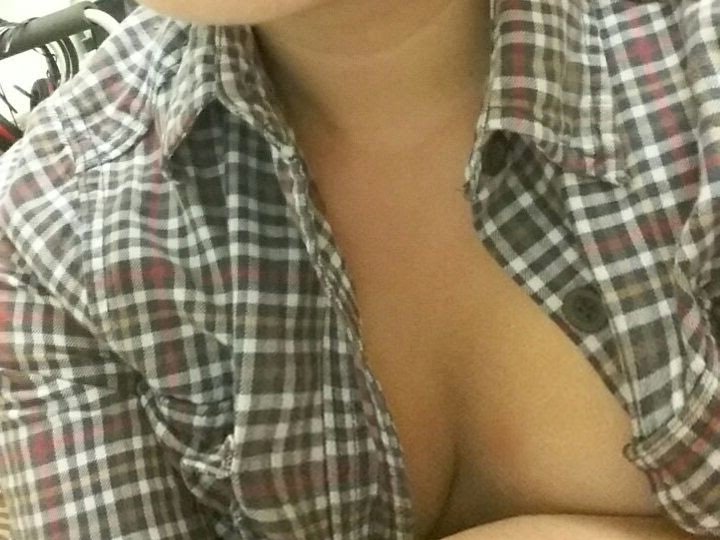 我还继续更新的各位朋友，最近都在伺候主人的母狗性奴和干女儿，还有做主人给安排的任务，塑身、提臀、美白和学习说话呀！等忙完这段时间吧，感觉有些辛苦，主要是现在的力气总觉得没有以前大，可能和激素调剂有关。先这样，大家给我发的信息我慢慢给大家回复呀！ https://t.co/E34OeJ9i4y