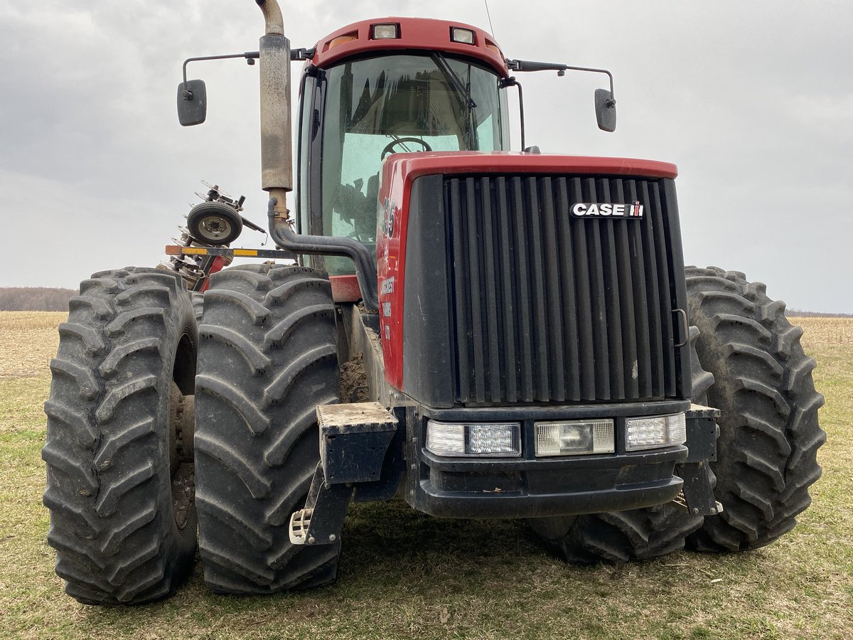 flosagriservic1's tweet photo. The old lights had seen better days with the right having an inch of water in it! Much better with bolt in new led’s. #cdnag https://t.co/4SL4QCzcjZ