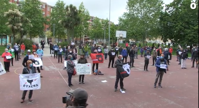 En Pamplona se concentran hoy en apoyo del asesino etarra Patxi Ruiz.
Como el Gobierno necesita el apoyo de Bildu, no osará molestarlos.
Pero el régimen criminaliza a los "peligrosos" pijos, cayetanos y fachas de Núñez de Balboa por gritar "libertad" y llevar la bandera nacional.