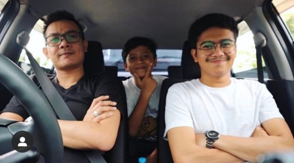 abaiiakbar's tweet photo. Buat kalian yang emang masih punya kakak, jaga baik2 ya. Berantem dikit gapapa, karena pasti akan nyesel kalo kejadiannya udah kaya aku. Kalian ga bisa apa-apa 😭😭 ini ada foto aku bertiga sama aa &amp; ade, nyesel Abay ga pernah mau foto berdua ya A ☹️☹️ https://t.co/cGXh5INxas