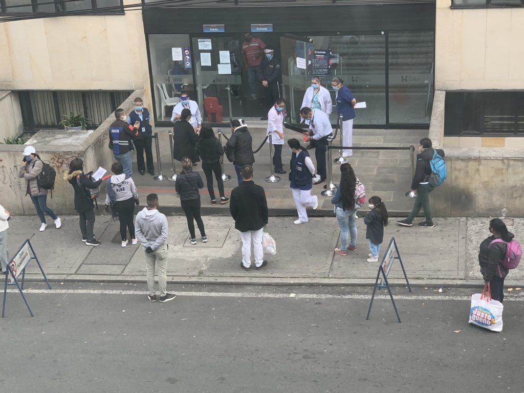 Rodrigosoriov's tweet photo. @WRadioColombia He denunciado en múltiples ocasiones a la clínica infantil Colsubsidio, amontonan a la gente por la puerta de atrás, con bastantes escaleras para las personas diacapacitadas. Un foco de contagio https://t.co/IDH368JpUN
