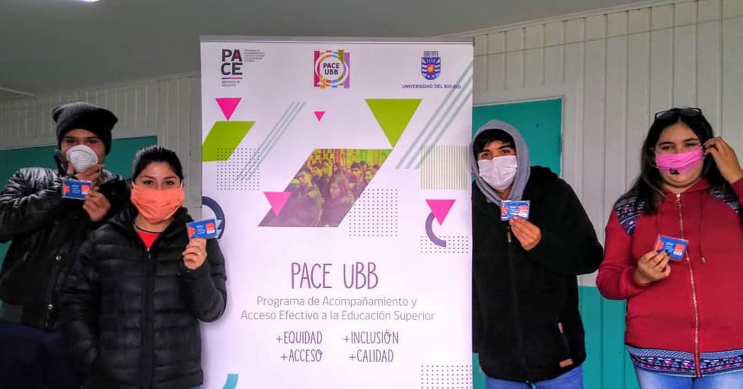 PACEUBB's tweet photo. ¡Felices! porque nuestros estudiantes de liceos #PaceUBB ya están recibiendo los chips de conectividad que gestionamos, para continuar #ConstruyendoOportunidades juntos.
Liceos Juan José Latorre Benavente (Isla Santa María) y Comercial Andrés Bello López (Coronel). https://t.co/dbwcNEBNTH