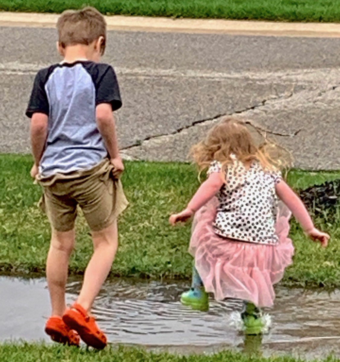 MonfetteKinder's tweet photo. We had a lot of fun splashing in puddles yesterday! 🌧 ☔️ 💦 https://t.co/mzkQeIW6le