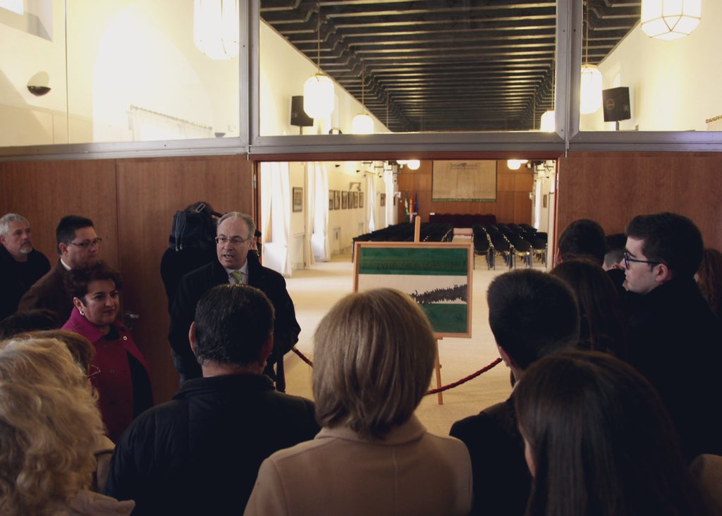 Sobre la bandera blanca y verde, #Genovés pintó a un grupo de personas que representaba al pueblo andaluz caminando #DEPJuanGenoves #abrazo #Andalucia  parlamentodeandalucia.es/webdinamica/po…