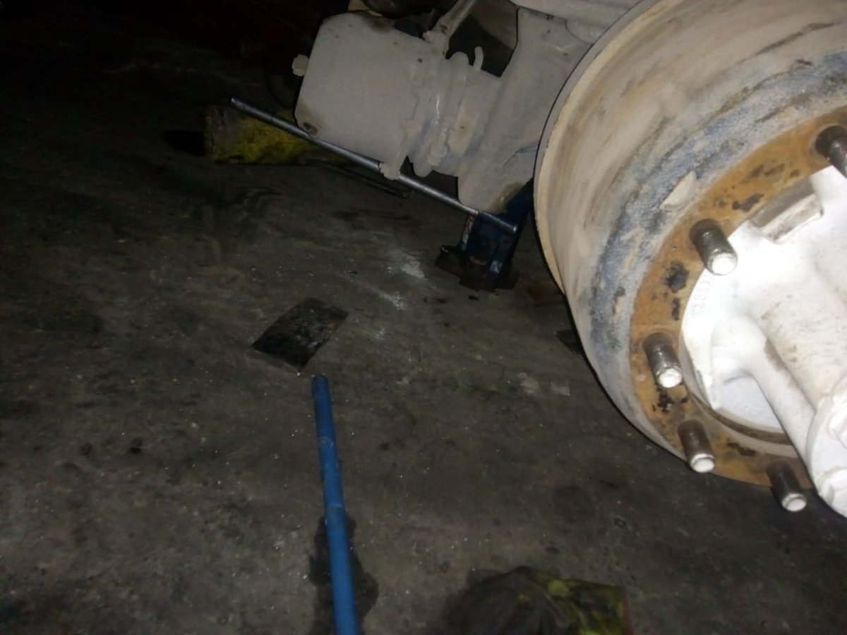 CANAL10ok's tweet photo. #Noticiaas - #Neuquen |⭕️Se zafó el críque y un mecánico casi muere aplastado en el taller de la empresa #AutobusesSantaFe. El hombre solo tuvo heridas en las piernas. 
Fotos: Gentileza https://t.co/aXtKyNdmMm