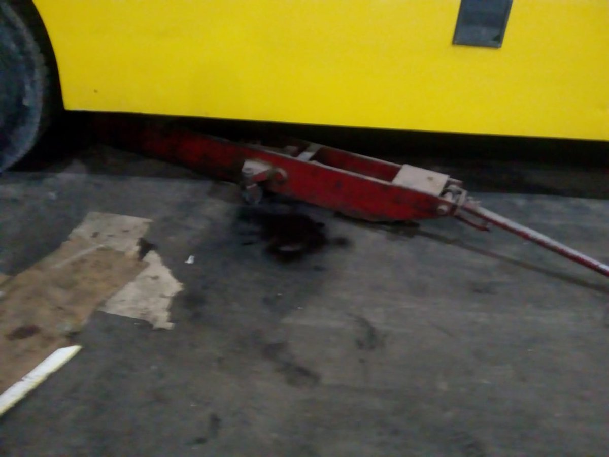 CANAL10ok's tweet photo. #Noticiaas - #Neuquen |⭕️Se zafó el críque y un mecánico casi muere aplastado en el taller de la empresa #AutobusesSantaFe. El hombre solo tuvo heridas en las piernas. 
Fotos: Gentileza https://t.co/aXtKyNdmMm
