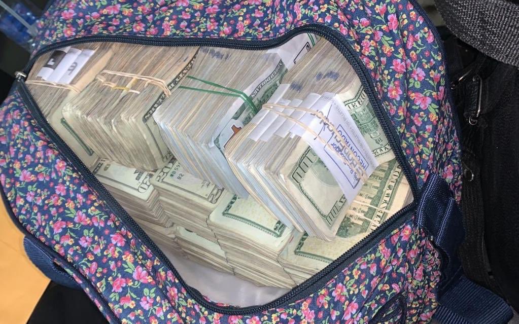 lepantox's tweet photo. ¡Qué casualidad! Ese billete de 100 del primer fajo que se ve a la derecha, en la fila de arriba: lo reconozco, era mío. La última vez que lo ví, lo estaba depositando en el banco para pagar impuestos. https://t.co/LKSVILrwNa