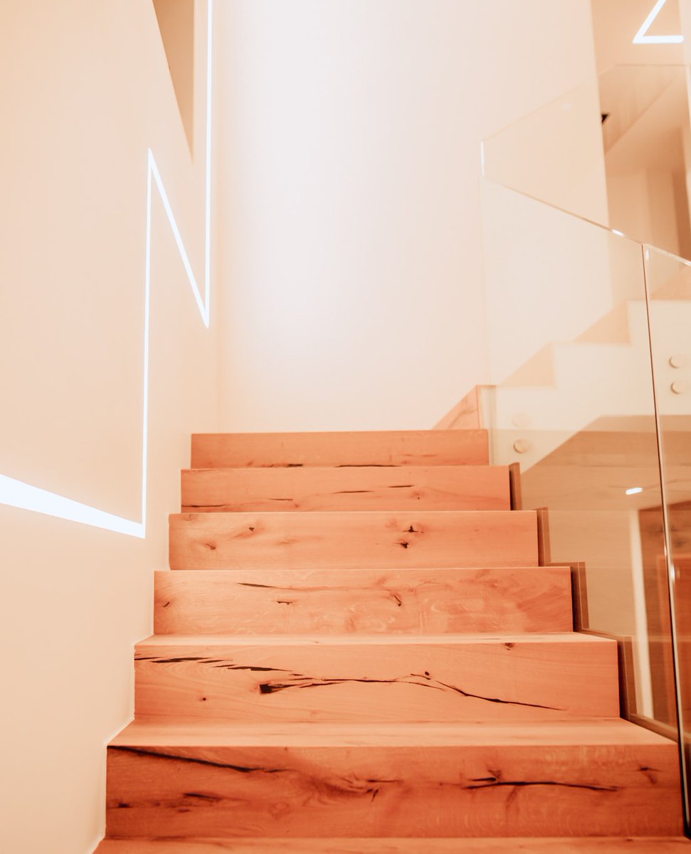 These light strips go along the entire villa which gives it a luxurious modern feel whilst also giving it a touch of elegance! 🙌🏻😊

#investment #luxurydesign #homesweethome #decor #interiors #homes #homedecorate #homedecorlove #homedecorinspo