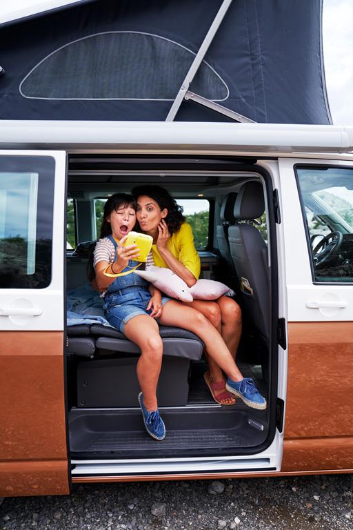 VWCV_news's tweet photo. Wir bei #VWNutzfahrzeuge sind eine große Familie. Wir arbeiten zusammen, lachen, diskutieren, machen Fehler und lernen daraus. Uns vereint #NewMobility, #WeTransportSuccess & #Bullilove. Wir helfen uns, stehen uns zur Seite. Genau wie es eine Familie tut. Happy #FamilyDay2020! 🧡 https://t.co/h1UKI2W8A1