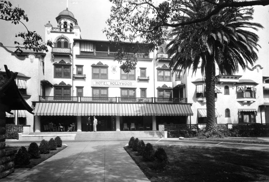 Without a motorcar to help date this photo of the Hollywood Hotel, it’s hard to pin down exactly when it was taken. But in a way, I don’t really mind. It gives us a sort of timeless quality, doesn’t it? #HotelHollywood #LosAngelesHistory