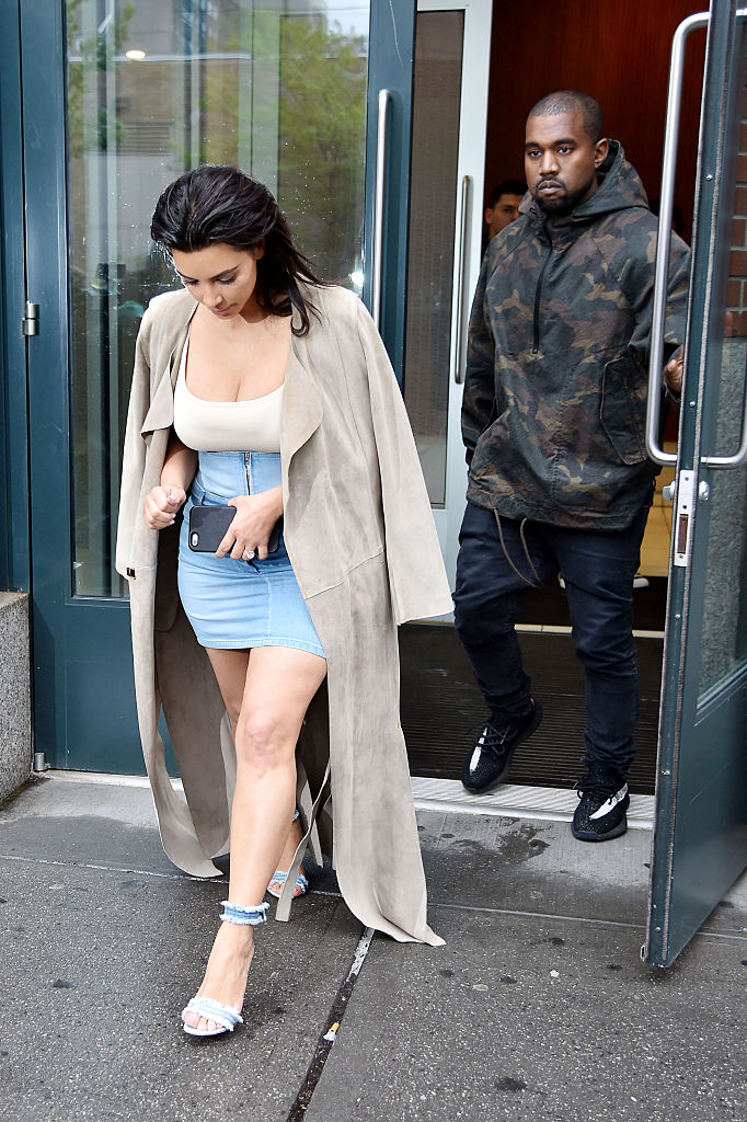 Complex's tweet photo. Kim and Kanye's former bodyguard reveals "ridiculous rules" he allegedly had to follow: https://t.co/Bhq5pQ4sMS

He also details a very awkward first encounter with 'Ye. https://t.co/ZhZhrRV2yt