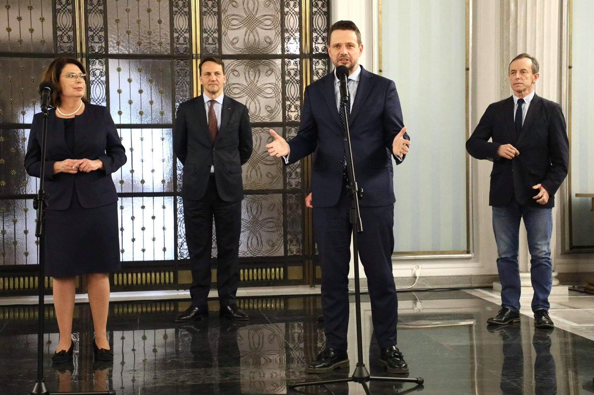 KObywatelska's tweet photo. Rafał @trzaskowski_ kandydatem  #KoalicjaObywatelska na Prezydenta RP z poparciem liderów @Platforma_org @Nowoczesna @inicjatywaPL @Zieloni #Trzaskowski2020 
RT 🇵🇱 😁 https://t.co/8lAdD4AMfS