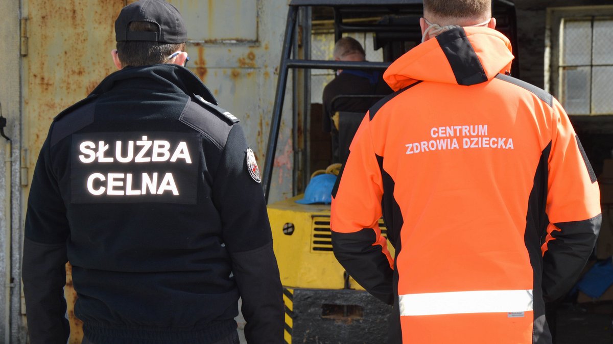 KAS_GOV_PL's tweet photo. Przekazaliśmy w ostatnim czasie do Instytutu „Pomnik -Centrum Zdrowia Dziecka” 870 litrów alkoholu do przygotowania środków odkażających.
Wiceminister Piotr Dziedzic otrzymał podziękowania od #IPCZD za wsparcie #KAS dla szpitala.
#KASdlaWas #koronawirus https://t.co/HJvZtPeKnQ