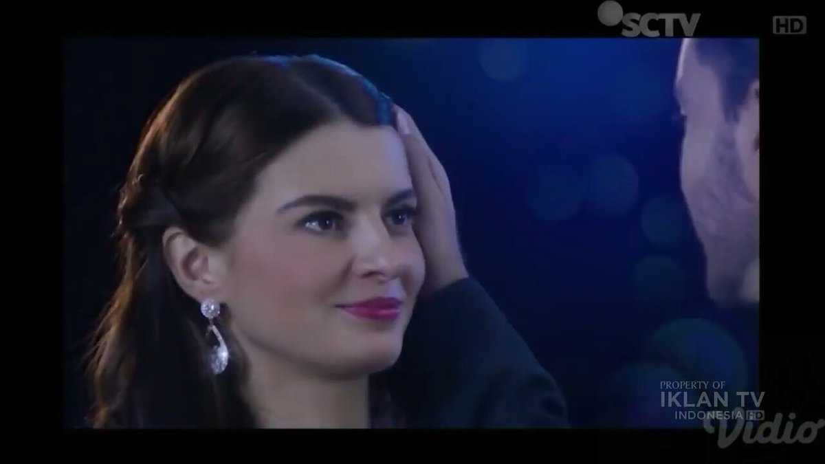 LikeLa_INDO's tweet photo. Is it you @Dianaa_paulina ??
Comercial de Monde Butter Cookies https://t.co/INMhla69DD