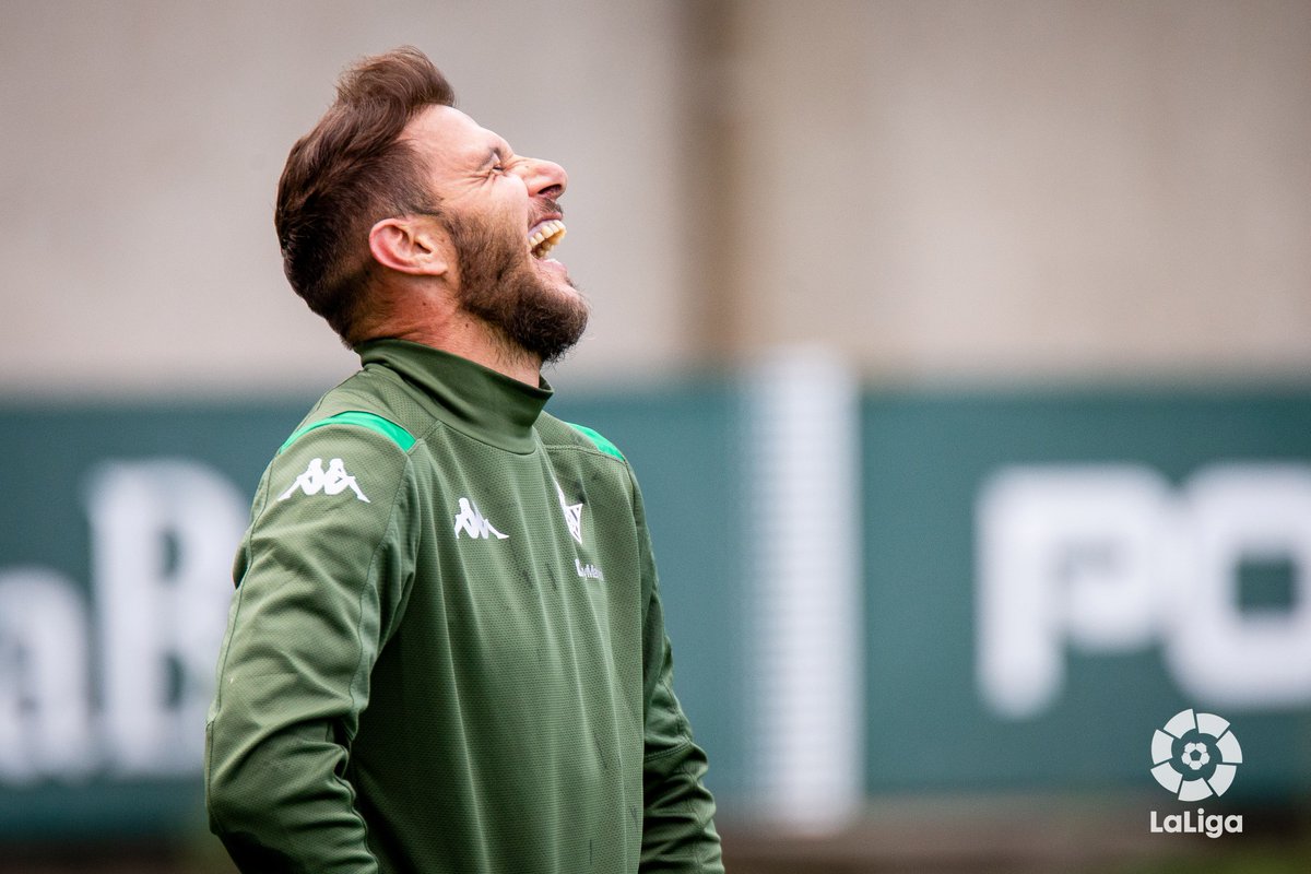 LaLiga's tweet photo. ¡Arranca la semana sonriendo como @joaquinarte! 😁💚

#LaLigaSantander https://t.co/RUU0uZmWKj
