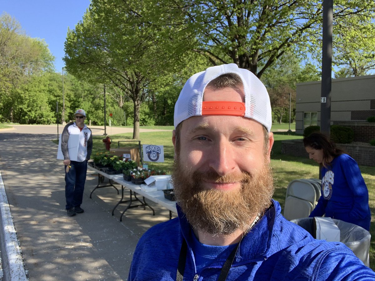 OAKVIEWKUENDIG's tweet photo. Celebrating the great staff at Oak View Elementary this morning with a self-serve breakfast and a few gifts. #OAKVIEWMN https://t.co/MUnnJ2dVyp