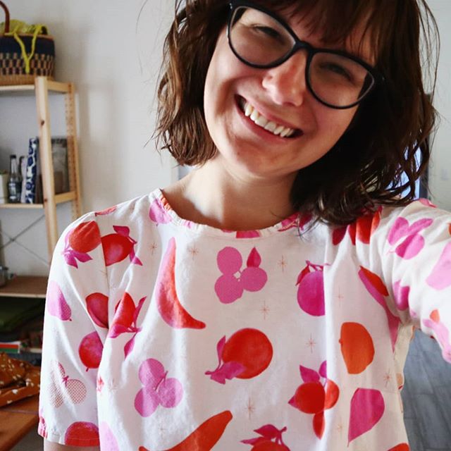peardmade's tweet photo. Always wearing me-made clothes (even with the at home crew!), but this is the month to document it. It's #memademay2020! This colettepatterns Laurel top has been part of the wardrobe going on 5+ years. And since we have matching sister tops, it's the perfect top to bring an extr https://t.co/SbEpI6EgN7