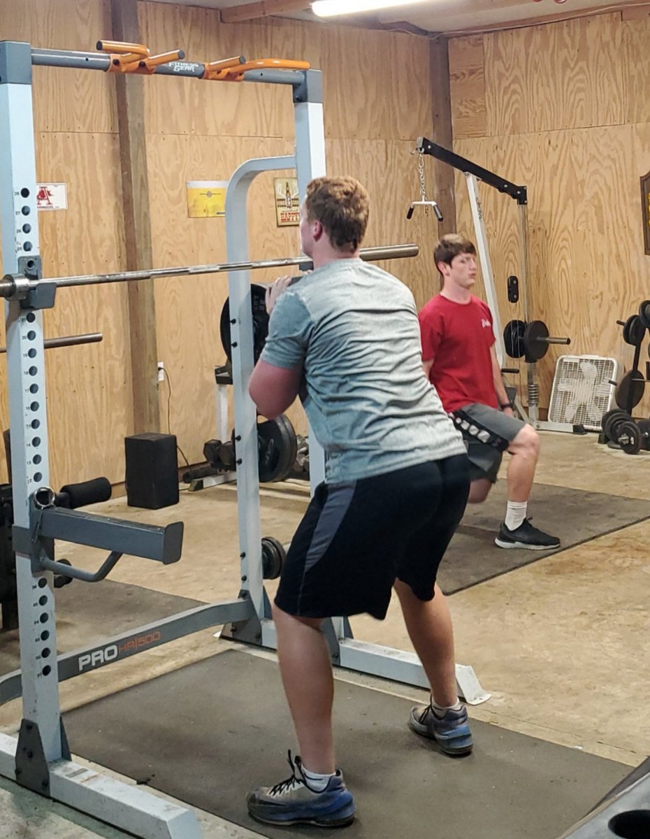 DeniseWillisRRT's tweet photo. I know a lot of athletes have been working hard and improvising workouts during this pandemic and yes I'm biased but I know 2 kids who haven't missed a beat and continue to push hard every day. Proud of all the hard work yall have put in!! @Jwill2021 @peytonedwards02 @SHSJacketFB https://t.co/WIObHe6EGd