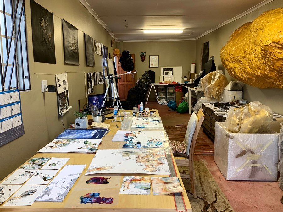 Gallery2art's tweet photo. FRIDAY FEATURE
@KyraPape 
This is her studio.
Kyra is based in Benoni, Gauteng South Africa.
She works from her studio at her home, which she says has been lucky considering many who aren’t able to access their studios during the lockdown.
#fridayfeature #gallery2fridayfeature https://t.co/xMBaYMw2pk