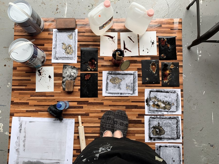 Gallery2art's tweet photo. FRIDAY FEATURE
@KyraPape 
This is her studio.
Kyra is based in Benoni, Gauteng South Africa.
She works from her studio at her home, which she says has been lucky considering many who aren’t able to access their studios during the lockdown.
#fridayfeature #gallery2fridayfeature https://t.co/xMBaYMw2pk