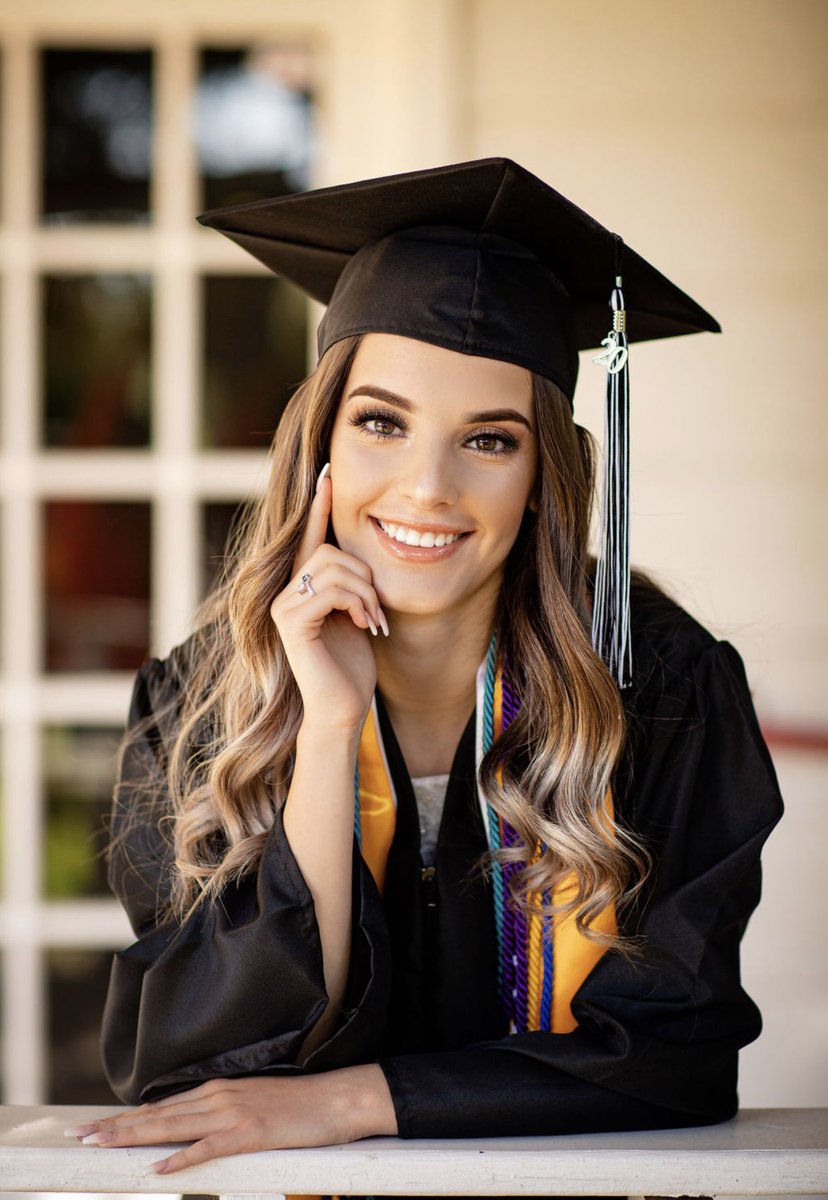 QuinonezSarai's tweet photo. it’s grad season! 🖤🎓 https://t.co/easXXD7cvh